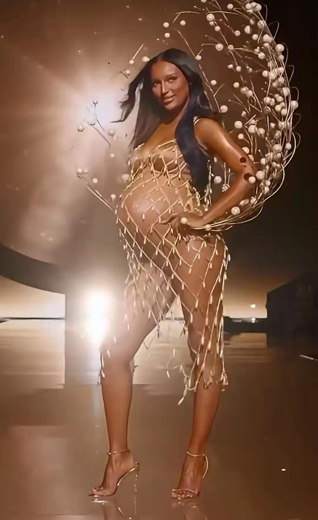 2025年维多利亚的秘密大秀以其突破传统的开场引发热议。孕龄九个月的“前维密天使