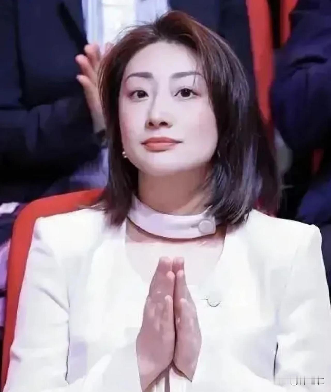 宗馥莉曾经也想当一个无忧无虑的小女孩，最后却被逼的要六亲不认，所以亲戚们不反思反
