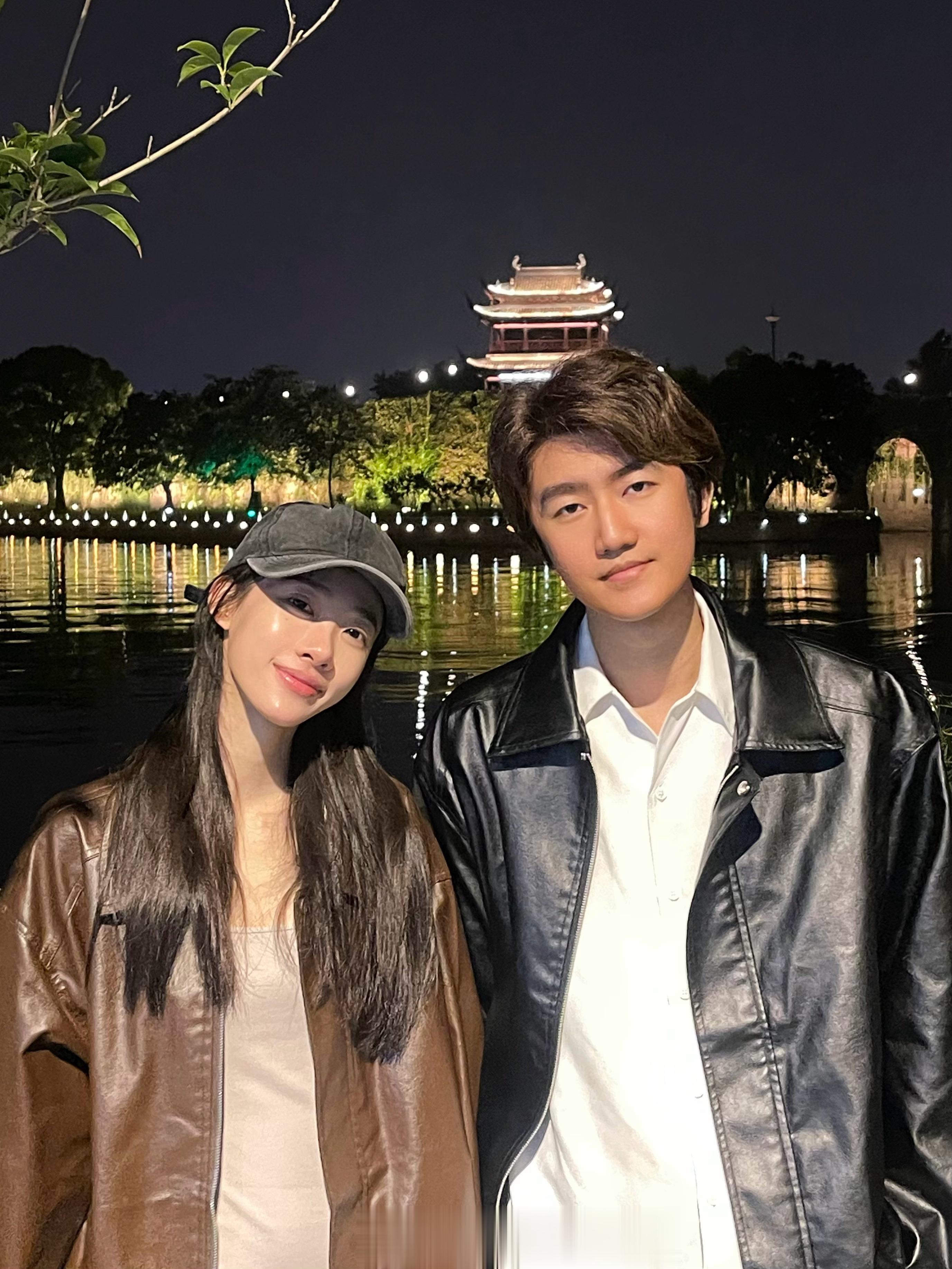 父母说“爱越简单越幸福”幸福就是一个简单的晚上 我们吃完饭一起吹吹晚风 溜溜弯散
