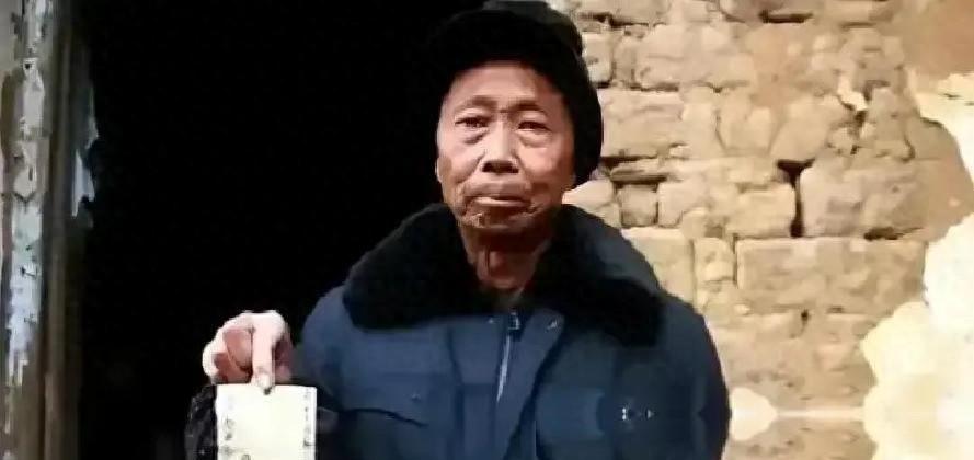 把一张泛黄发脆的旧纸条揣进怀里，76岁的杨明荣在2015年的那一天，鼓起勇气走进