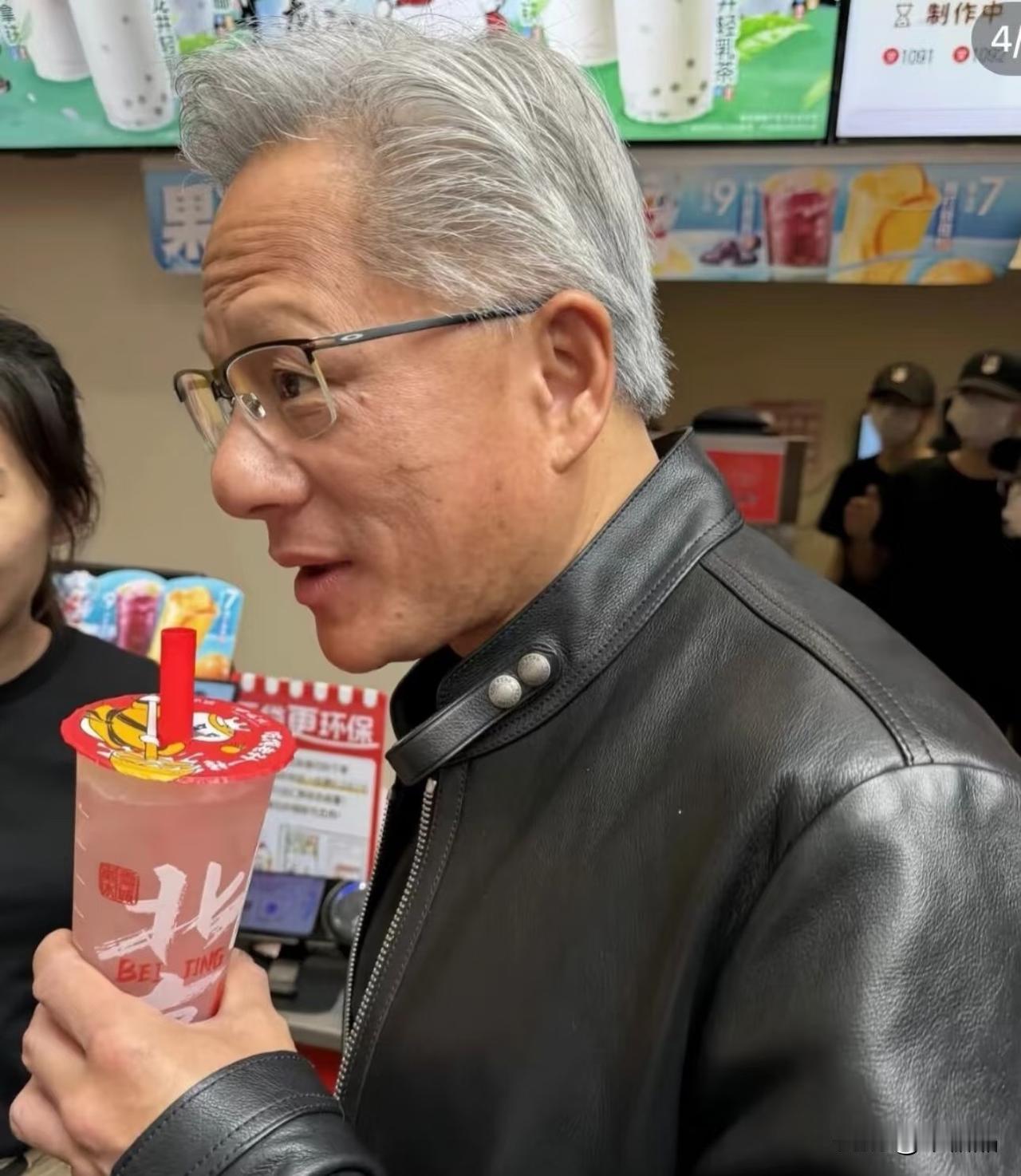 看来一个店铺想火，有个大佬进来消费，慕名打卡而来的顾客哪怕持续一段时间，也会把一