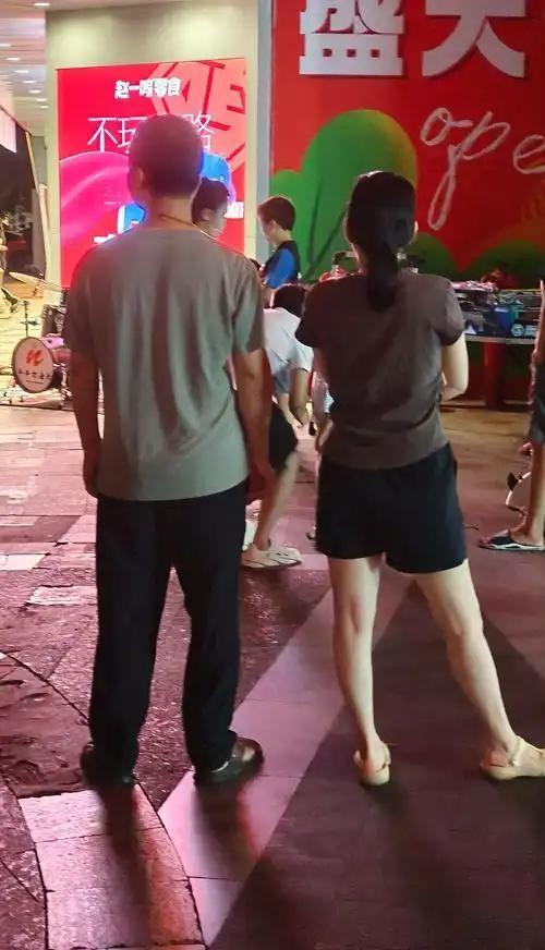 月薪5千装5万，闺蜜夸我嫁得好，直到物业群发了个消息…

上周同学会，我拎着咬碎