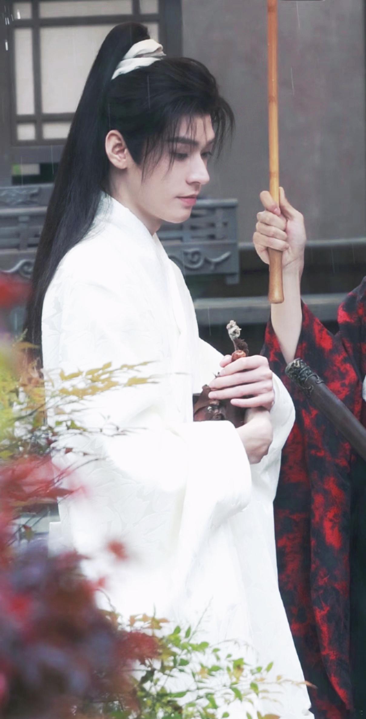 龚俊白衣小凤谁懂，龚俊白衣造型适配度满分，仙气飘飘，完全翩翩公子来的，已经迫不及