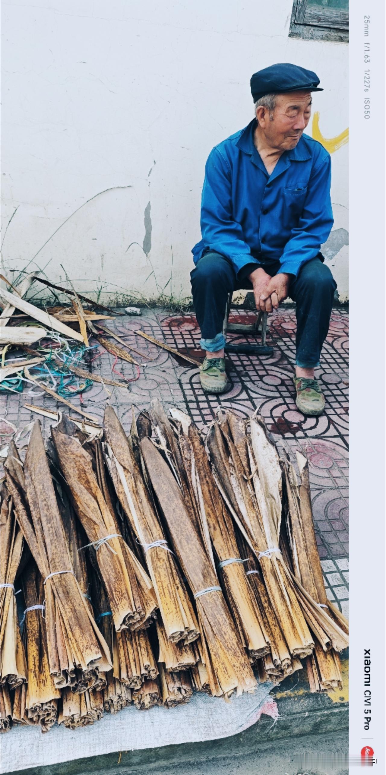 端午将至，农贸市场开始有粽叶出售。我是很喜欢笋壳包的粽子，味道好。记忆里第一次吃