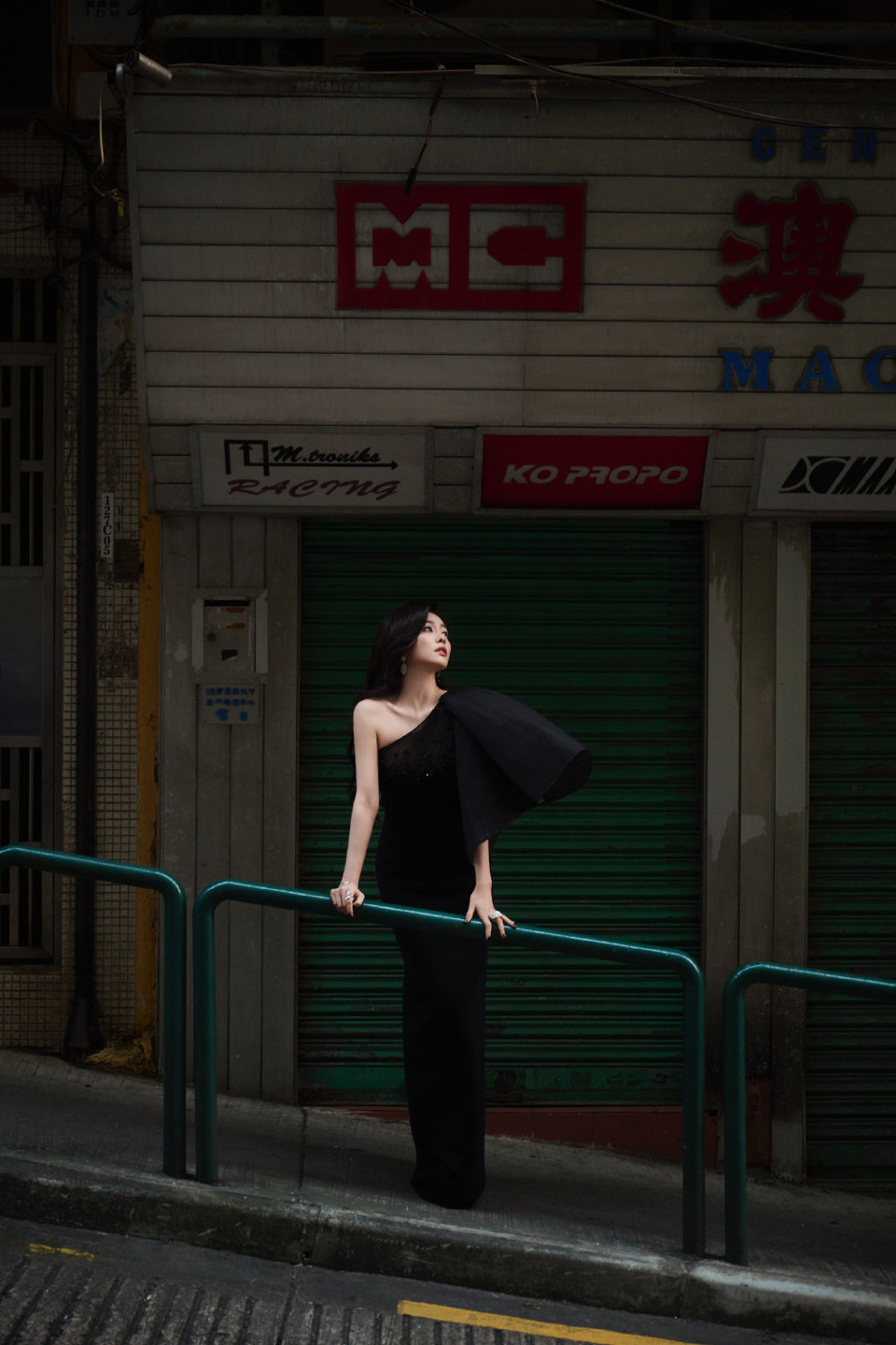 白鹿尖叫之夜黑裙高定白鹿斜肩黑裙高定白鹿尖叫之夜穿高定了！！！白鹿