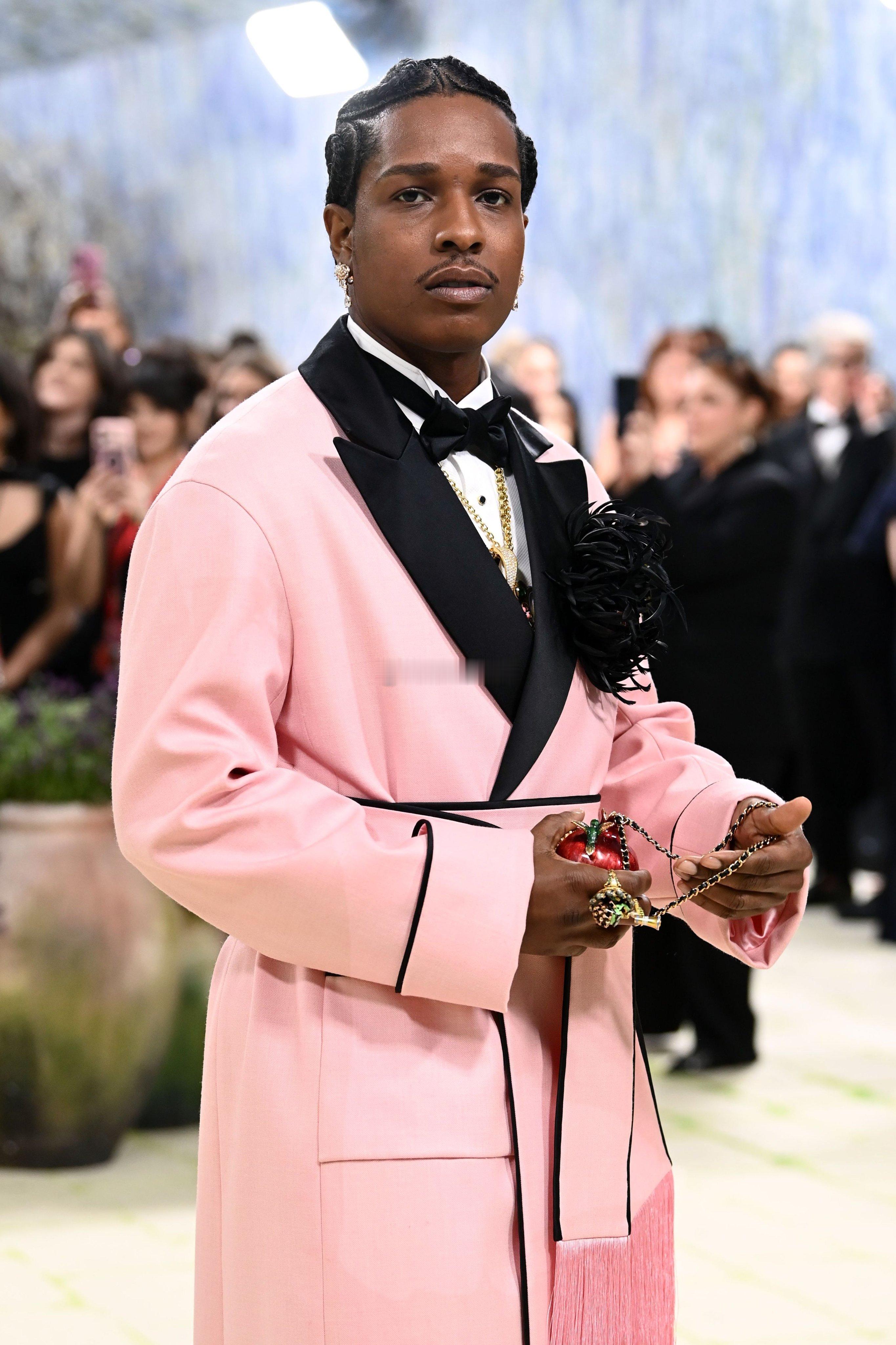 2026 Met Gala红毯｜Rihanna和A$AP Rocky👇（蕾哈娜