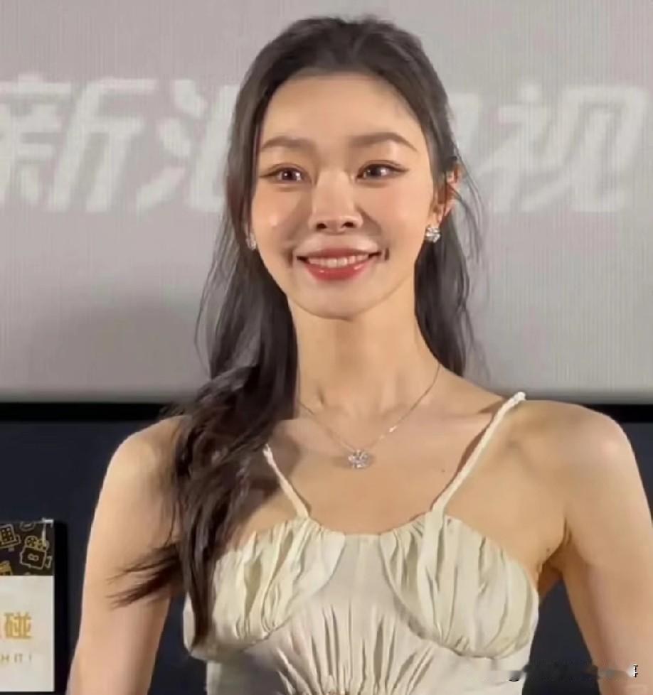网友评宋轶，怎么莫名和说易梦玲的感觉有点像？
 
有人直接开怼：“你管这叫美？”