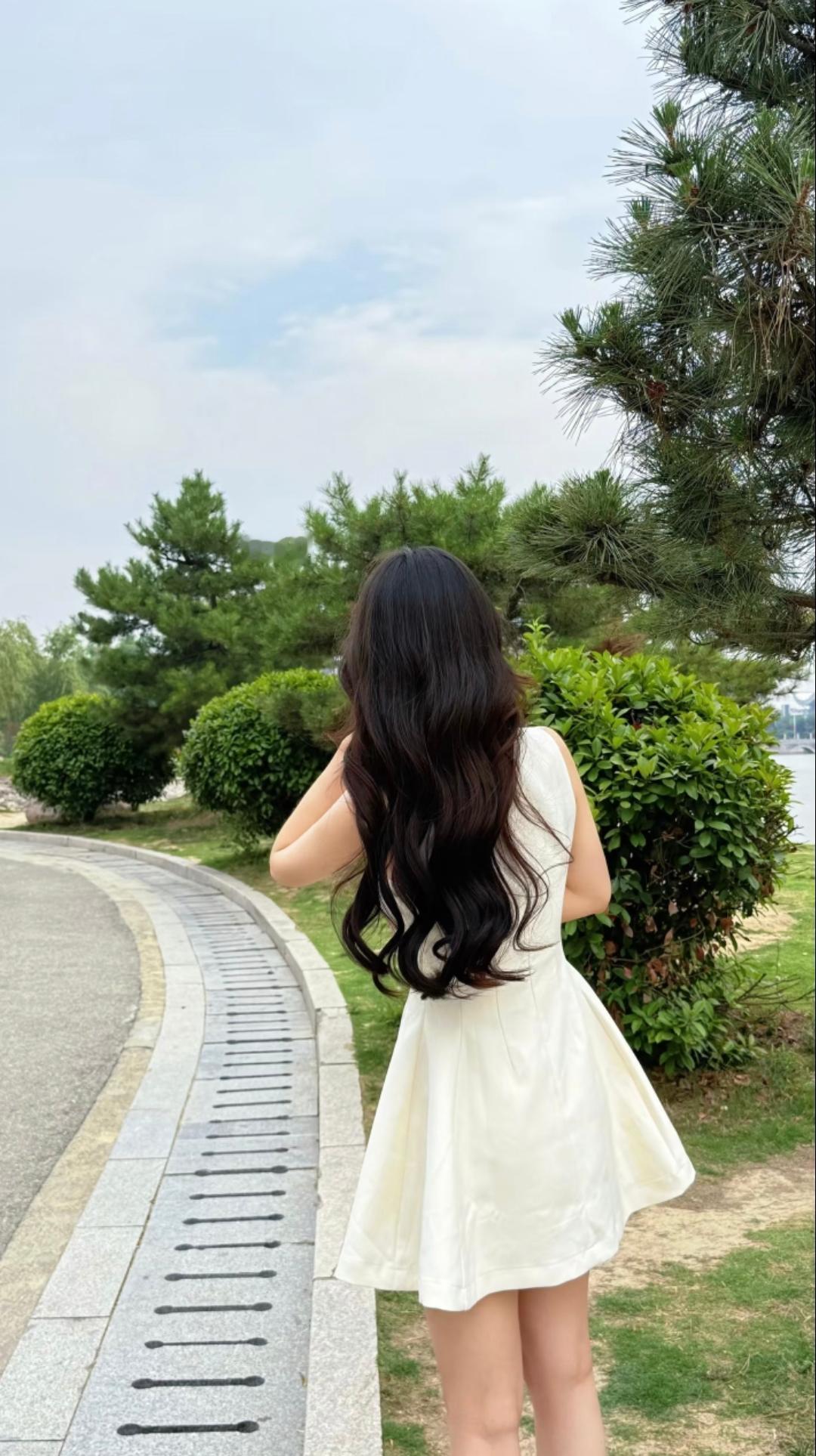 喜欢你的人很多
不缺我一个
我挤在人潮里
连挥手都显得单薄
 
我喜欢的人很少