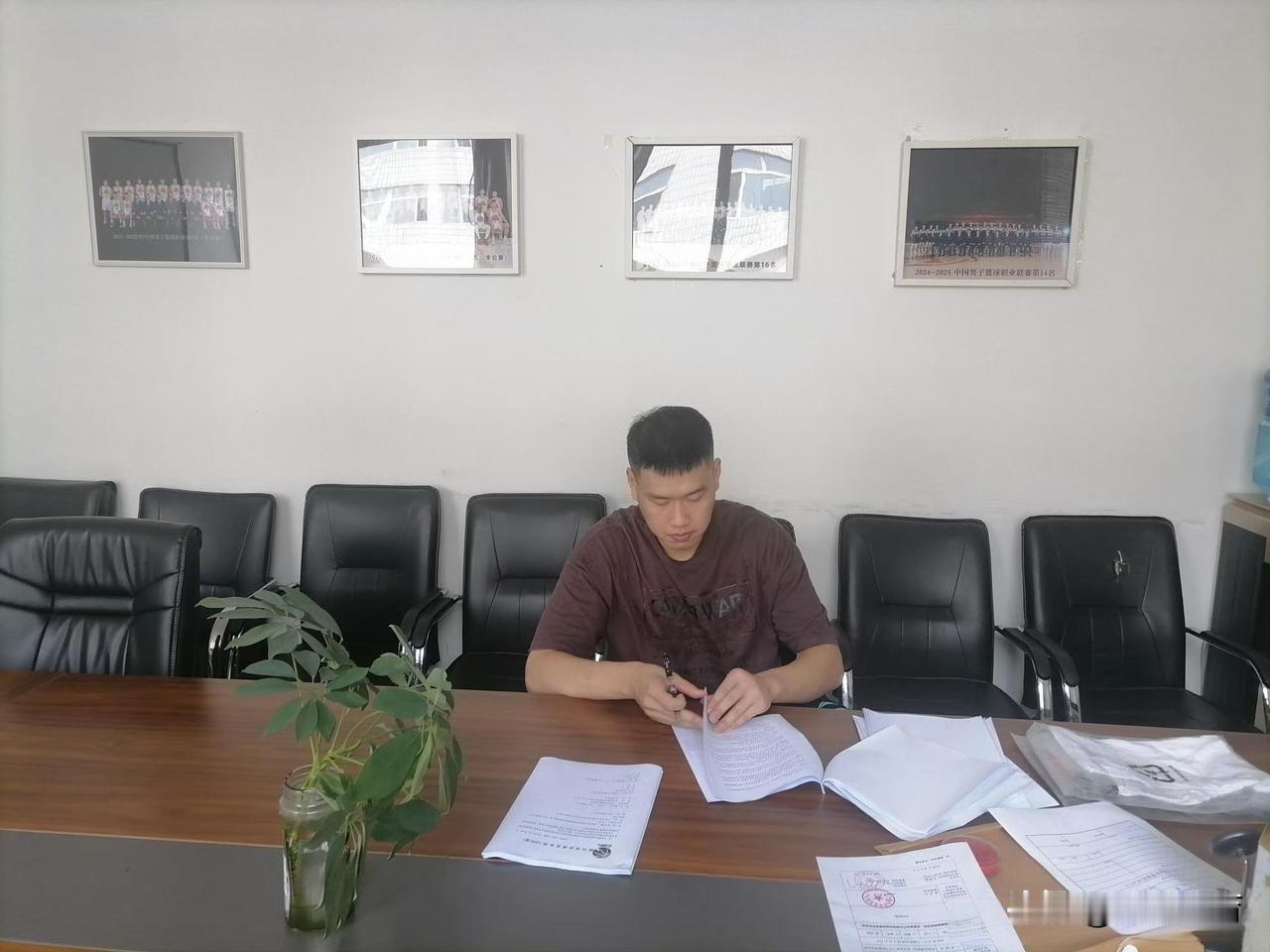 CBA官方网站最新消息：与吉林东北虎男篮合同原本2027年到期的王化东被买断成为