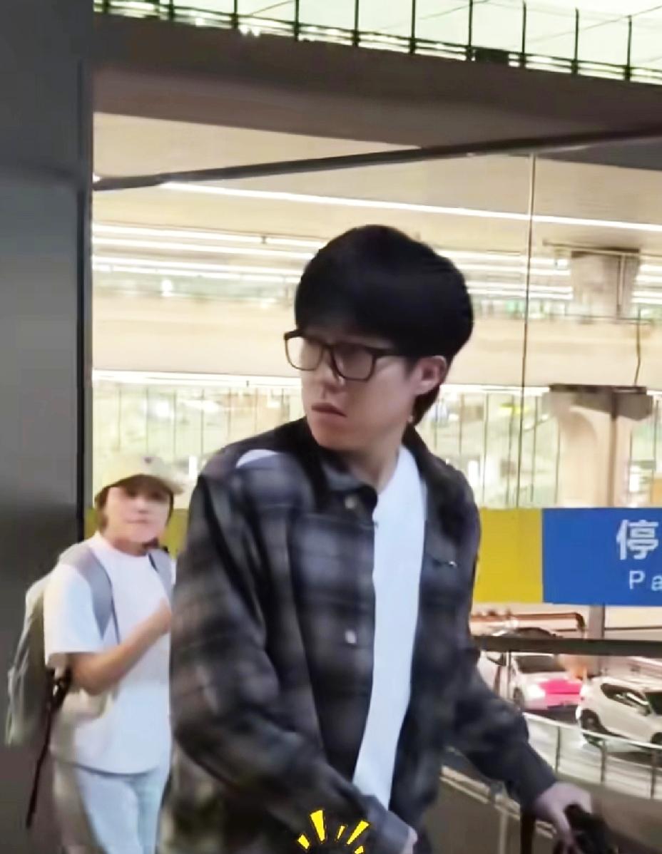 我说王楚钦在机场用嫌弃的眼神看啥呢，
要是我上去就给她两下子，
这人太没边界感了