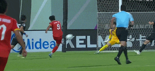 对中国队唯唯诺诺，对韩国队重拳出击！阮廷北小角度爆射，越南领先了！央视转播U23