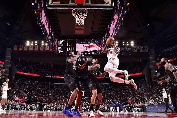 芬尼-史密斯面对鹈鹕出场15分53秒，投篮5中3，三分线外2中1，罚球1中1，得