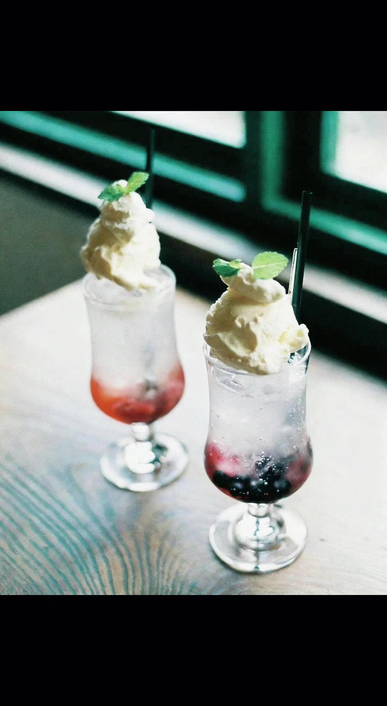 🍹冰与火的缠绵啊～奶油顶像云朵坠入杯中☁️，气泡在舌尖跳圆舞曲💃。夏天就该这