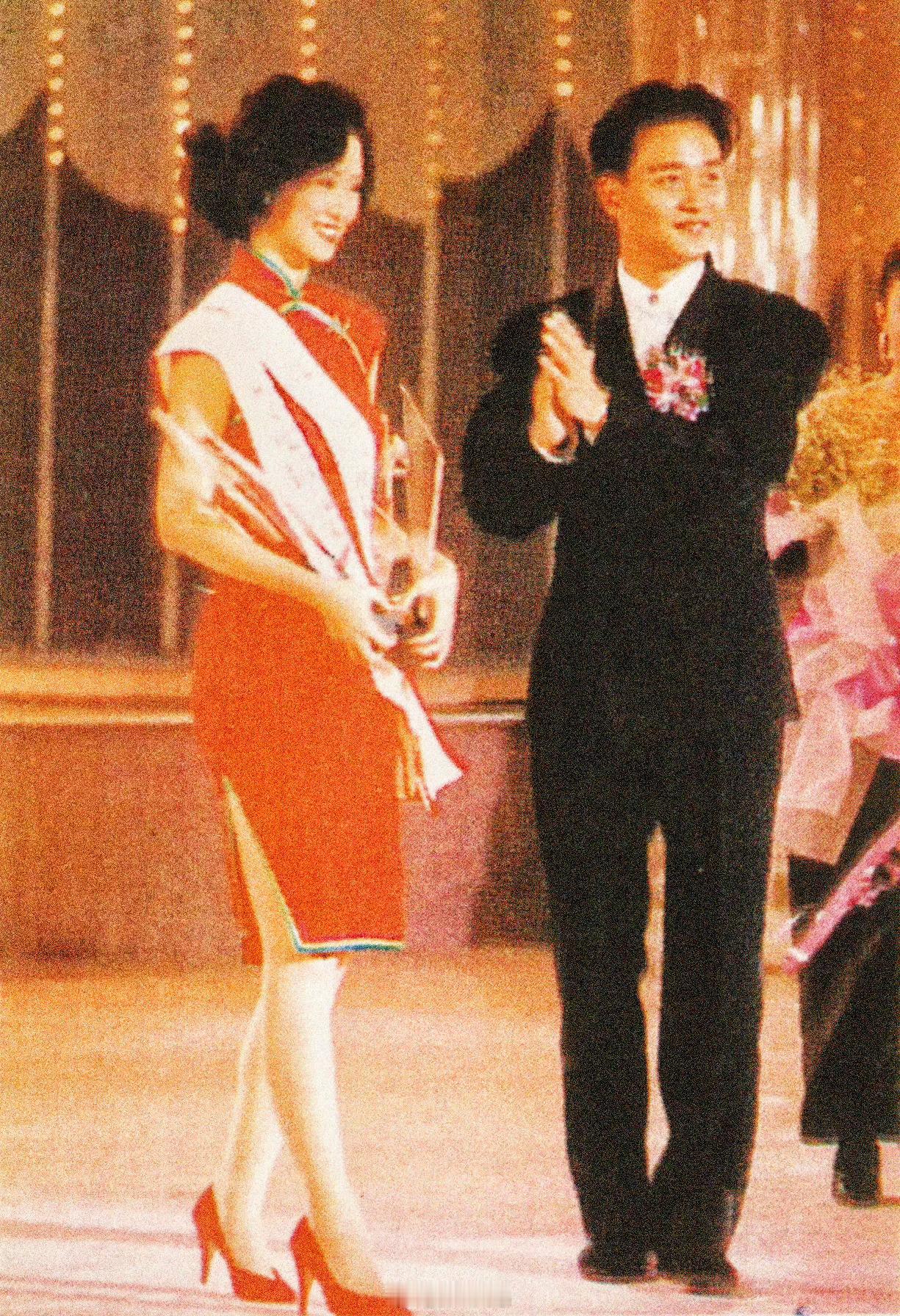 张国荣[超话]  搭乘花絮去幕后  西装小荣哥的蜂腰，好帅一“宁采臣”——198