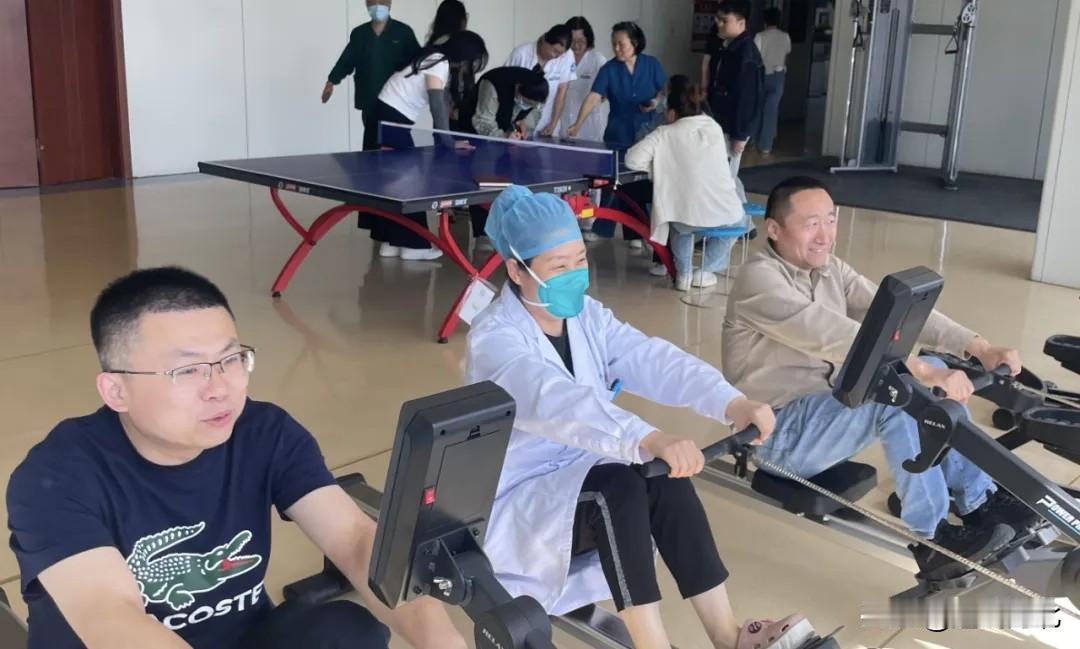 本次活动设置动感单车、划船机、跑步机、引体向上等健身竞赛项目，供职工自由参与。大