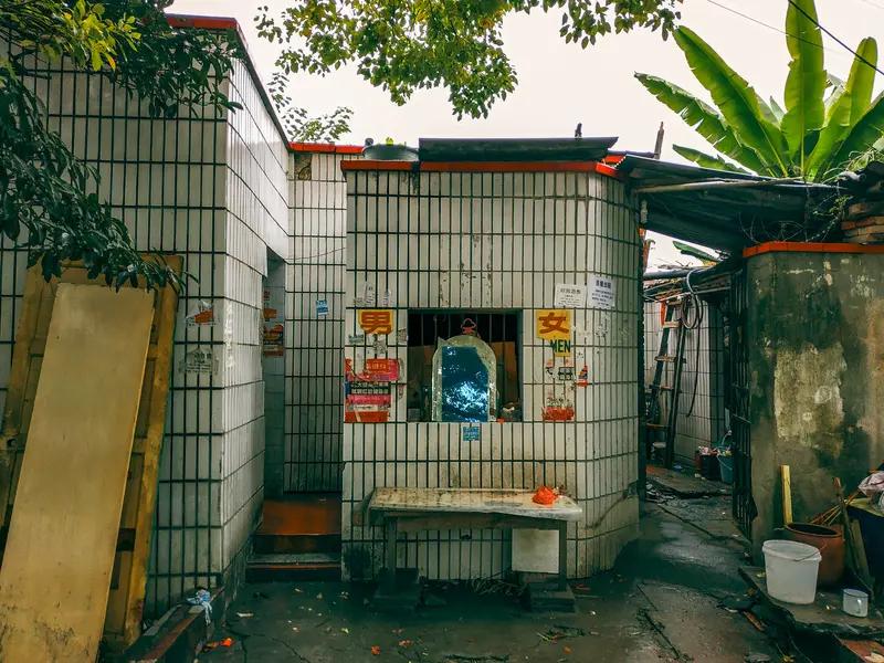 游客反映萍乡汽车站周边如厕难？ 实际并非“无厕可上” 车站：路边另有公厕 ，设有