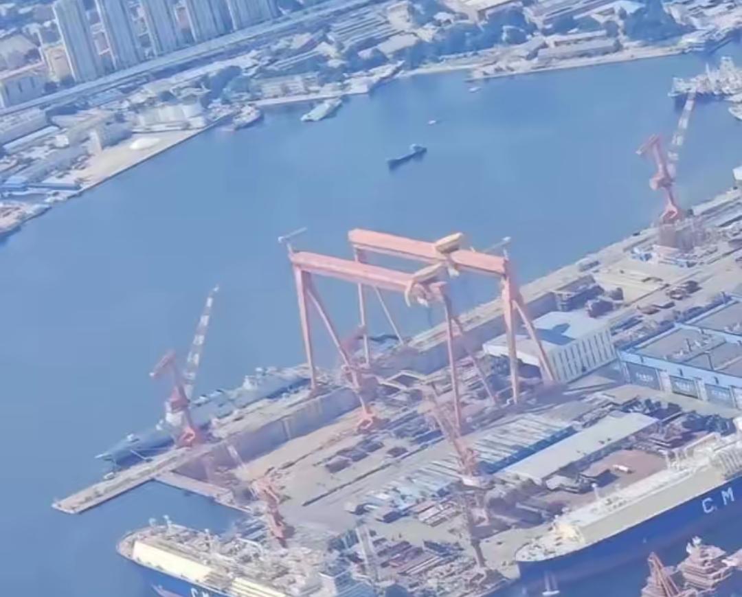 中国在等004、005航母下水，美国在等什么？当中国南北两大造船厂正热火朝天地拼
