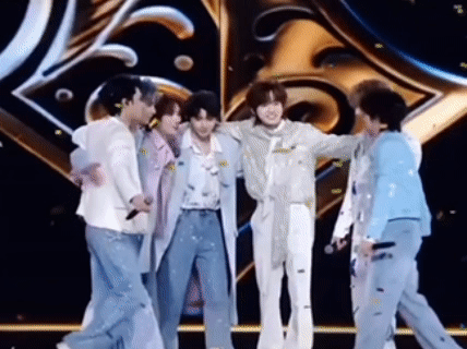 时团 录完你的录你的 行程满到离谱，但是帅得更离谱！时代少年团蓝白西装梦回三专 