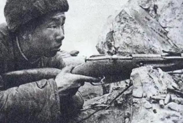 1953年，美国顶级狙击手艾克上校在一次射击中打中了一名志愿军战士，让其掉进了壕