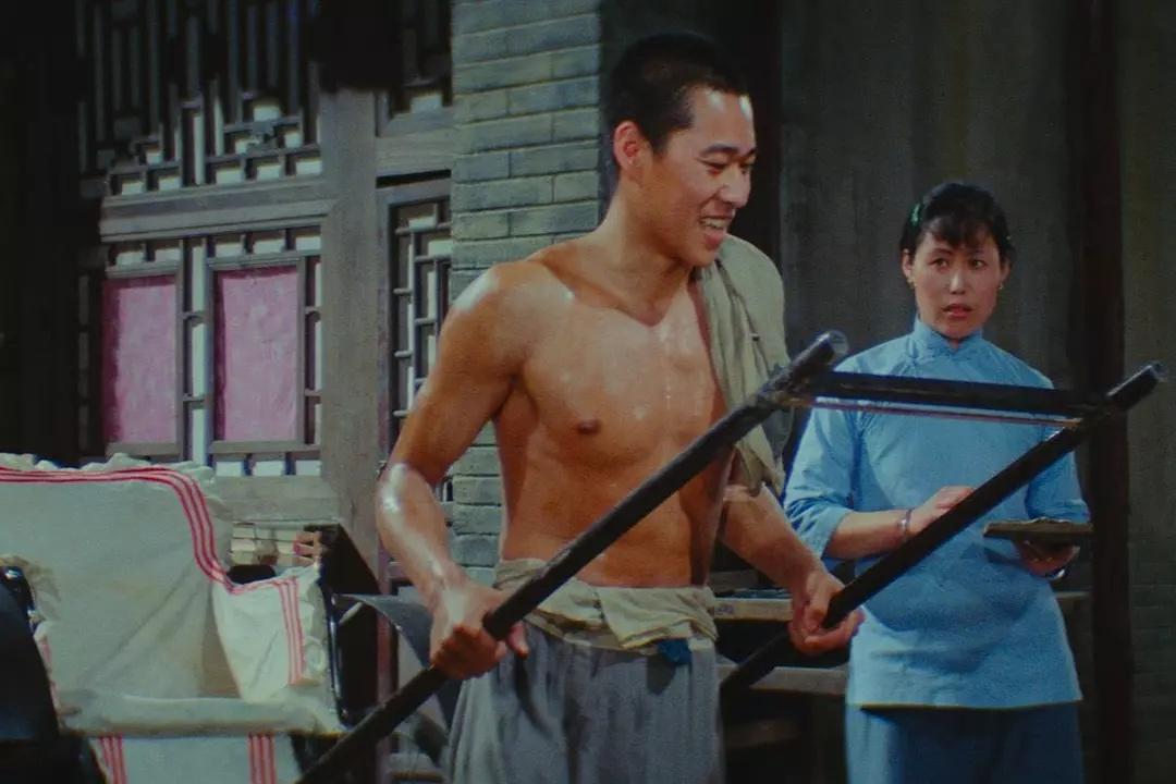 娶虎妞是骆驼祥子唯一一次可以实现阶层跃升的机运。只要他愿意给虎妞爱情，便可平步青