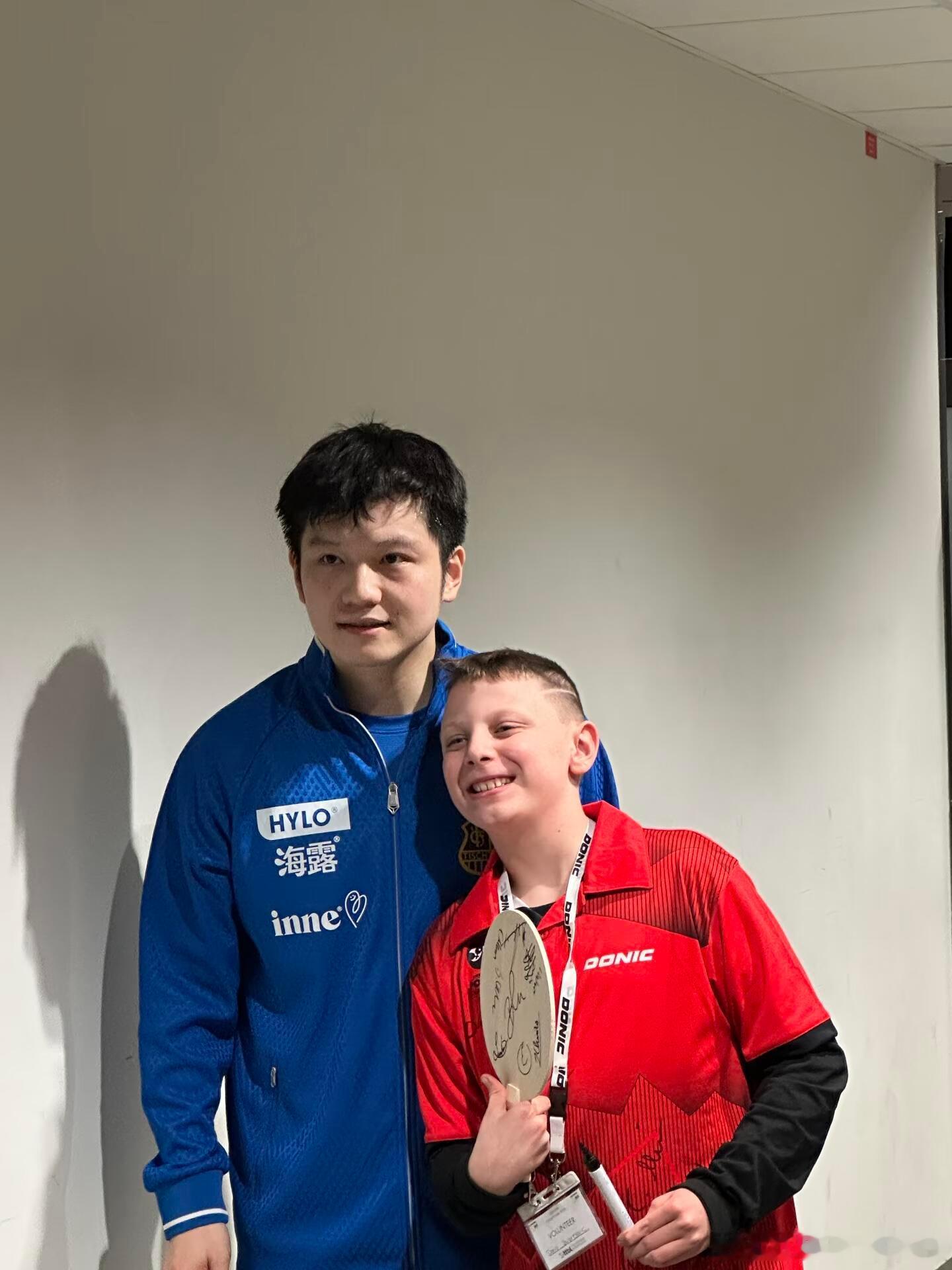 小朋友靠在樊振东怀里合影 