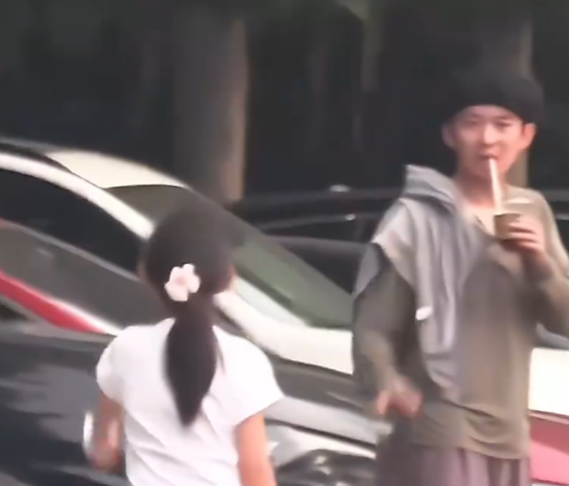 董子健女儿奴实锤转眼董大福已然8岁，眉眼身形复刻孙怡，修长长腿格外亮眼。董子健