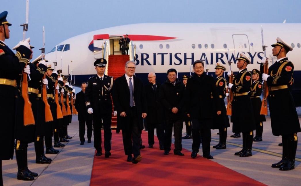 斯塔默这回访华，可不是来拍几张红毯照就走的“外交打卡”。他一落地就放话“我说过要