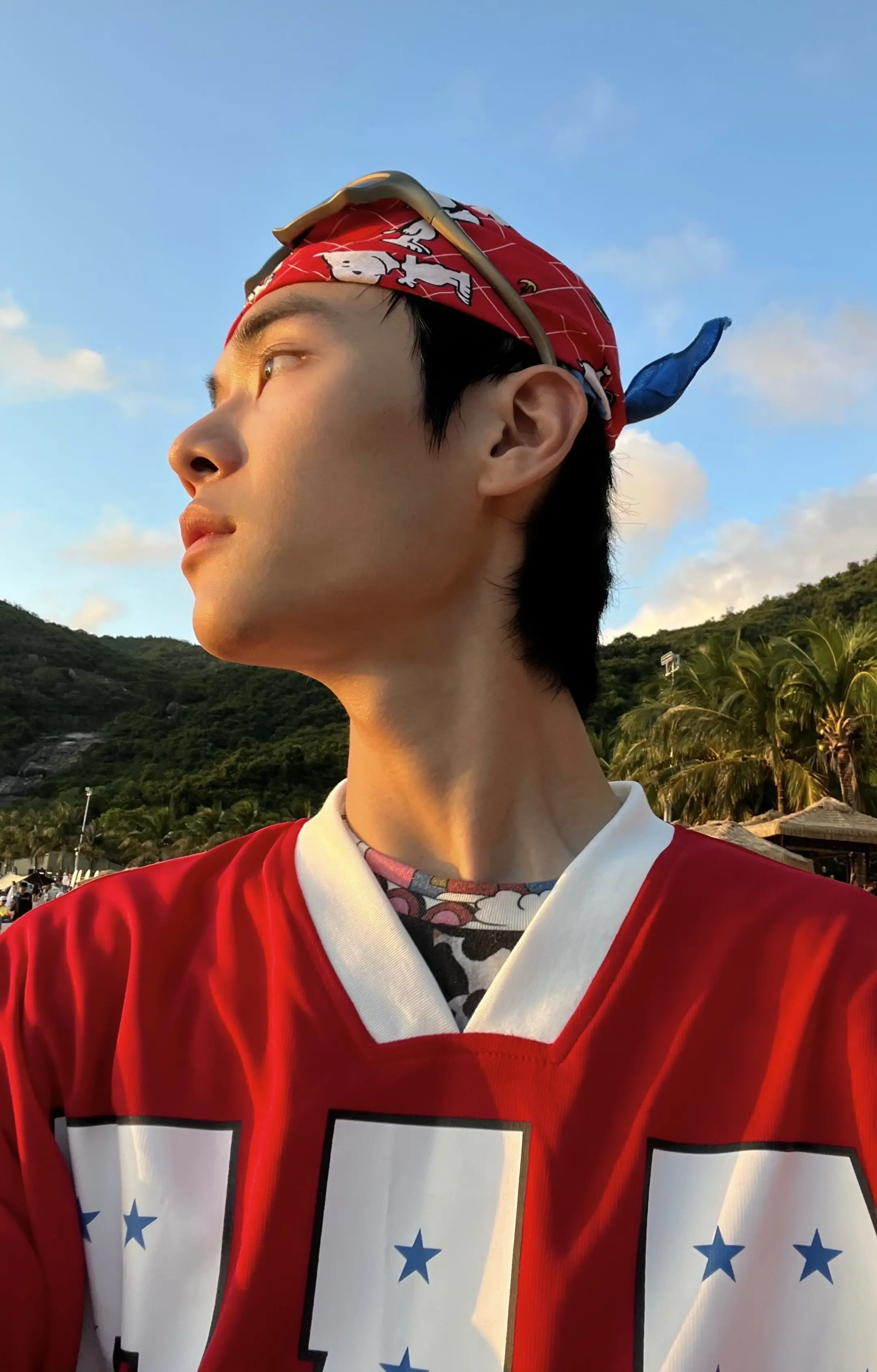 拉布布你让我很伤心。我只好带星星人出门了 球衣和海边太搭了
