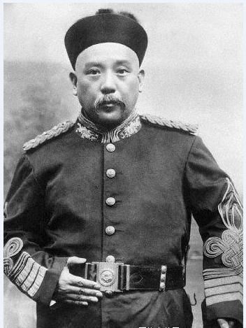 1916年6月6日凌晨，中南海居仁堂里灯火通明，袁世凯已经不行了。他撑着最后一口