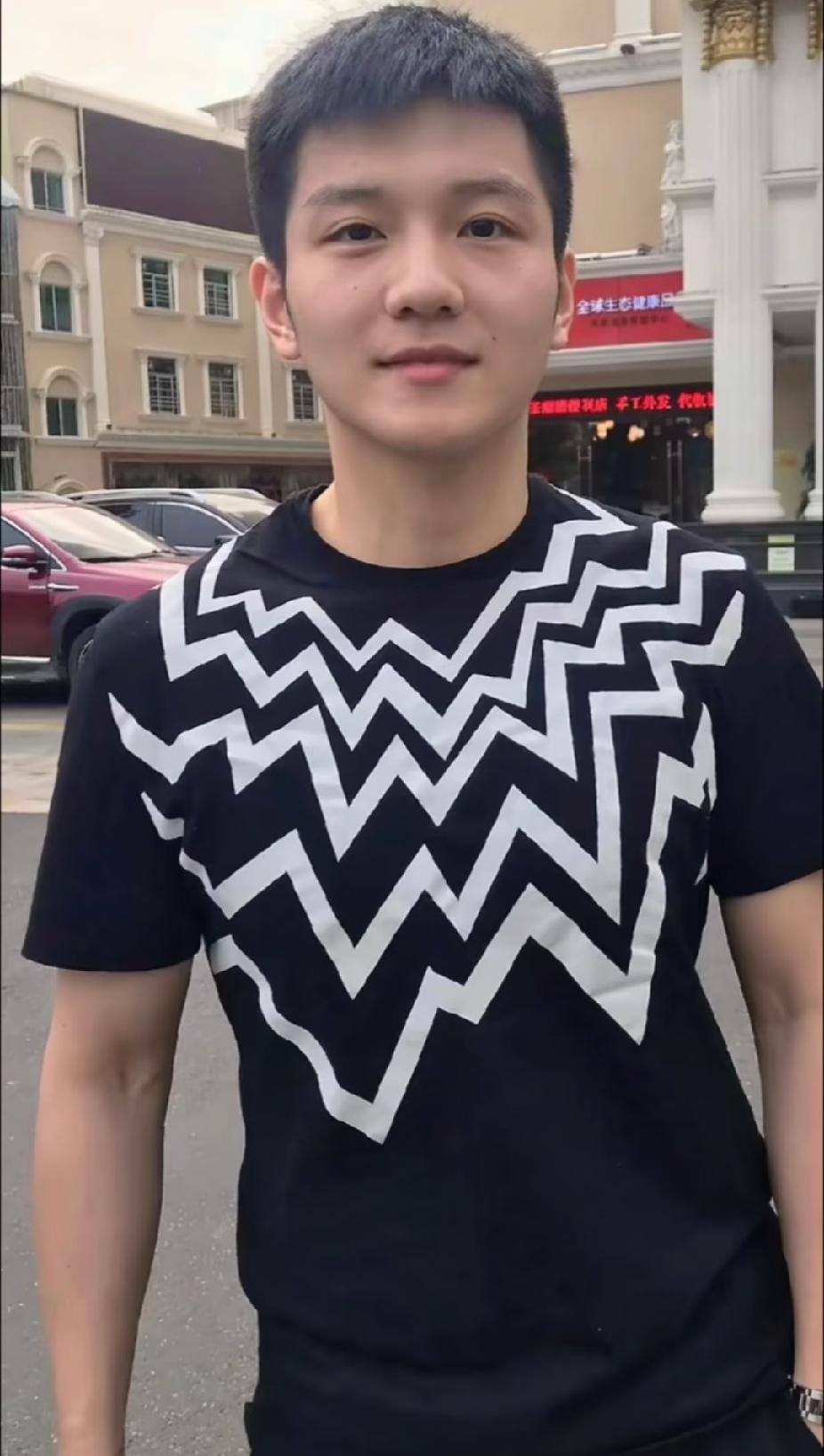 第一次刷到这张，不知道大家有没有刷到过呀👀
那个时候的樊振东还没被叫“小胖”吧