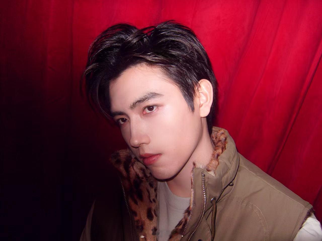 陈飞宇 阿瑟帅回宫了陈飞宇这颜值真的太能打！气场全开，清爽又帅气，妥妥帅回宫了，