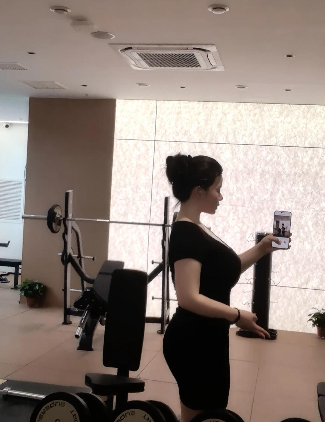 早上好，大家现在在干嘛呢
出来吃迟早是要还的
健身人健身魂 练臀