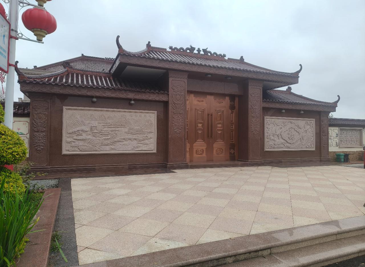 有网友打卡了刘强东的老家，远近闻名的刘家大院，这院子整的可真气派，一看就没少砸钱