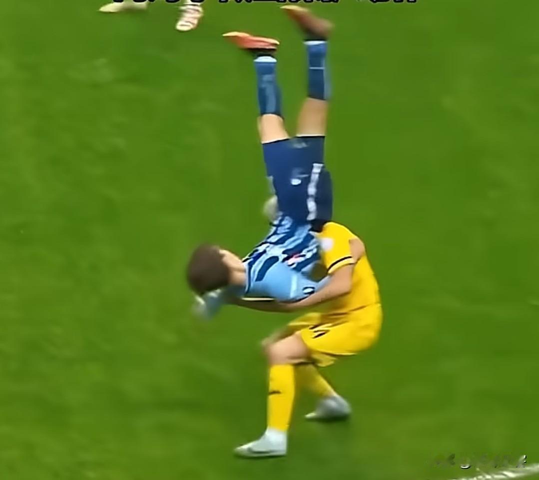 看一下比赛中态度，就知道中国足球为何萎靡不振，一落再落！
前者发现对手跳起有可能