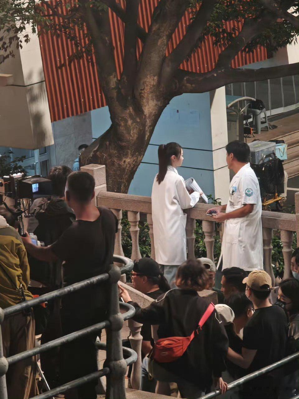 宋轶在青岛拍戏！本人和荧幕没差别，挺美的像个大学生👨🏻‍🎓 ​ ​​​
