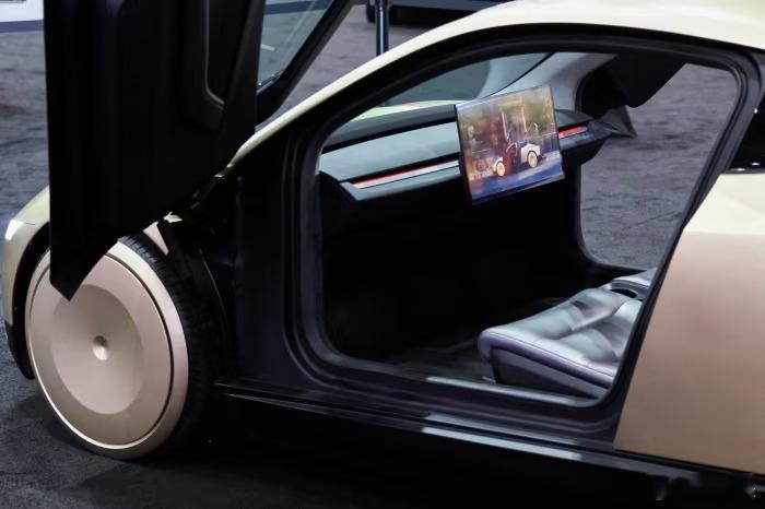 🚨🇺🇸 特斯拉首款Cybercab刚刚从奥斯汀生产线下线。没有方向盘。没有