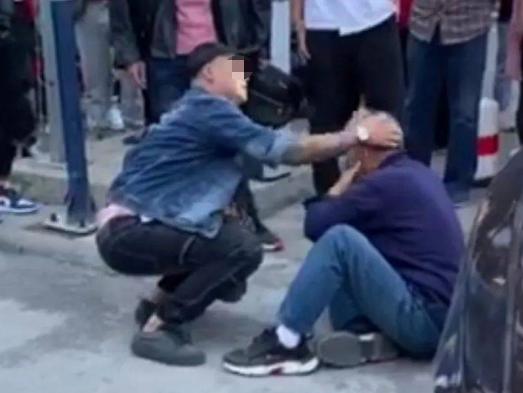 年迈老父被人打,儿子该怎么办? 
年迈老父被人打，儿子可别冲动行事。首先得立马报