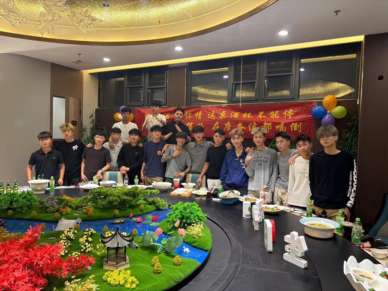 不是轻奢不聚会 一聚都是十几岁