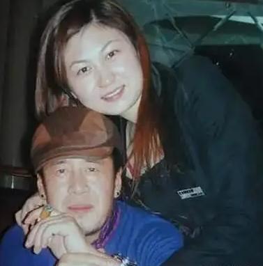 1996 年，一条定情项链困住了杨坤往后数十年的心。世人只沉迷他沙哑沧桑的嗓音，