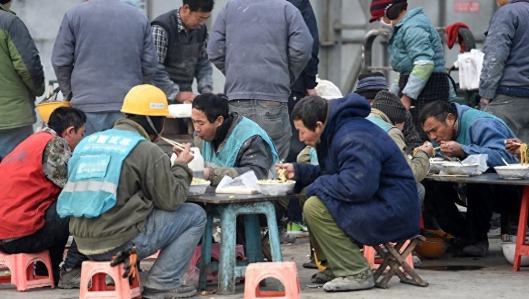 “笑不活了”建筑圈，最近流传着一个让无数老工友心惊胆战的消息：只要年满60岁，工