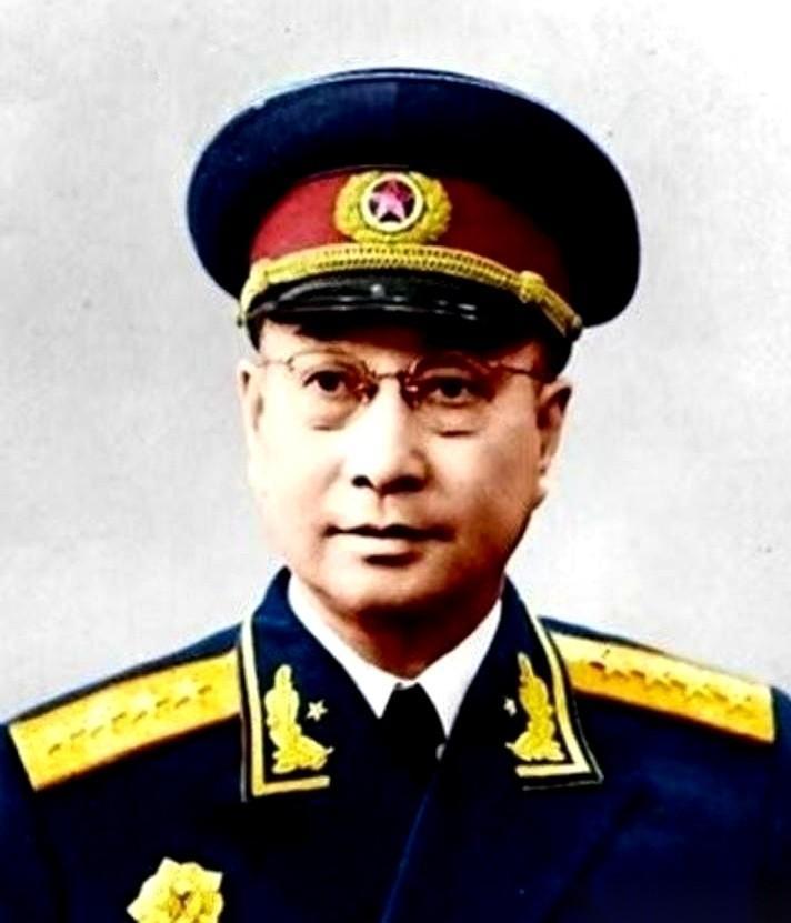 哈尔滨街头，一个交警，把陈赓大将的车给拦了。
二话不说，拉开车门就坐了进去。
警