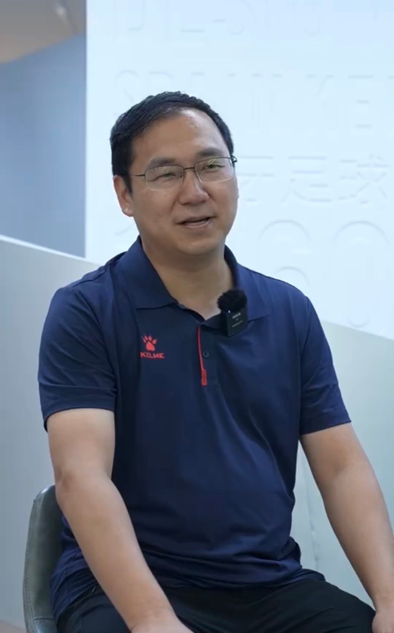 约旦队球衣来自福建泉州约旦首登世界杯赛场身披泉州卡尔美战袍，衣袖复刻传统克菲耶纹