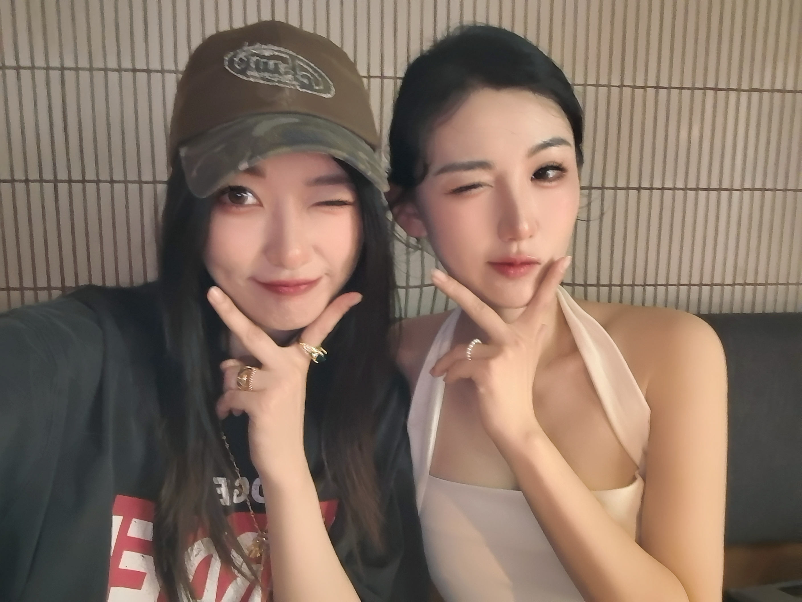 昨天的合照发一发感觉跟她聊天说的很多的话都是在回忆和复盘自己过去的人生用的句式“