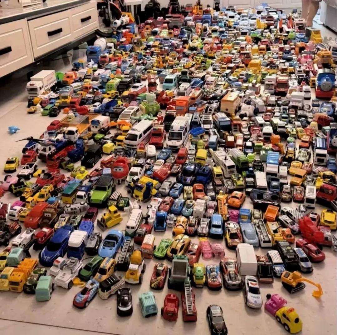 是不是所有男孩都喜欢车？看到走不动路 ，不吃零食也要车。