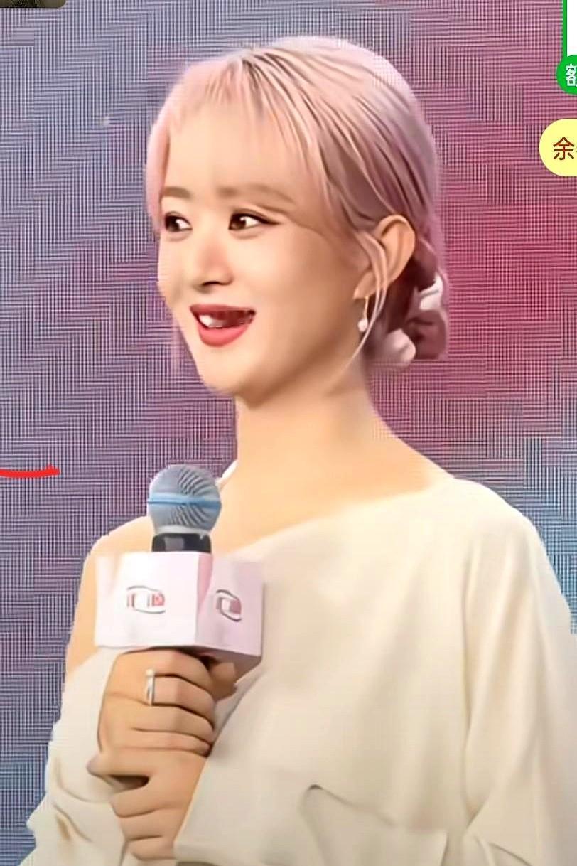 网上那封给赵丽颖的告白信，真给我看的一愣一愣的。

一篇帖子把她工作和生活里的小