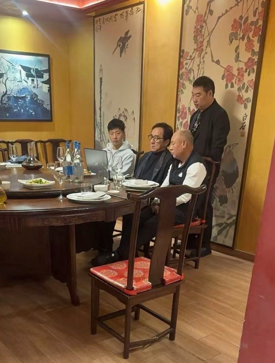 宝和叔叔们一起吃了中餐 这个乖巧马龙