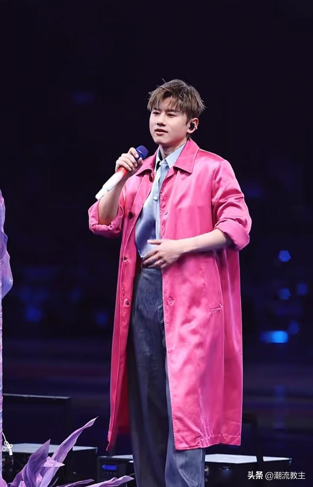 张杰要在鸟巢连唱16场，票房直奔10亿，这数字能把同行干沉默了。
首轮12万张