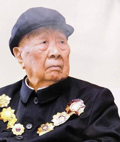 1943年，15名日军被堵在窑洞，拒不投降，哪知八路军区队长曾美不惯着他们，他说