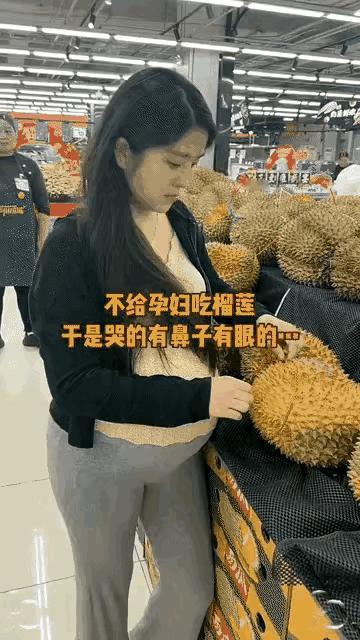 怀孕的女人嘴很刁，正常的食物吃不下，总想吃点酸辣臭香的东西，想吃啥男人一定得满足