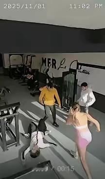 健身房，练兵场
黄衣教练出拳炫，伸手就把人打扁
女子在练跑步机，瞥见爱人吃了亏，